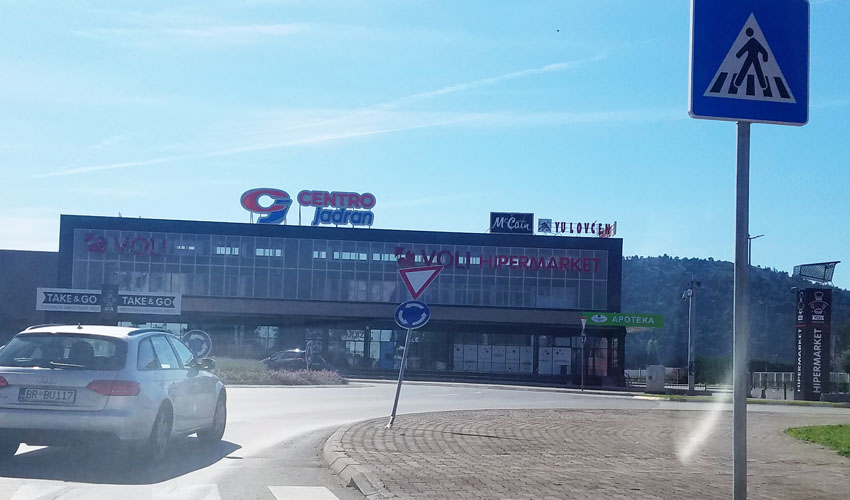 skršen znak