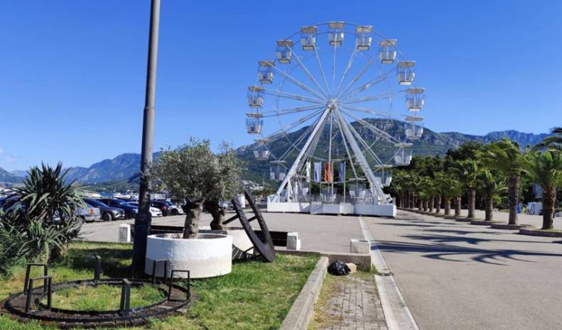 Panoramski točak na šetalištu u Baru