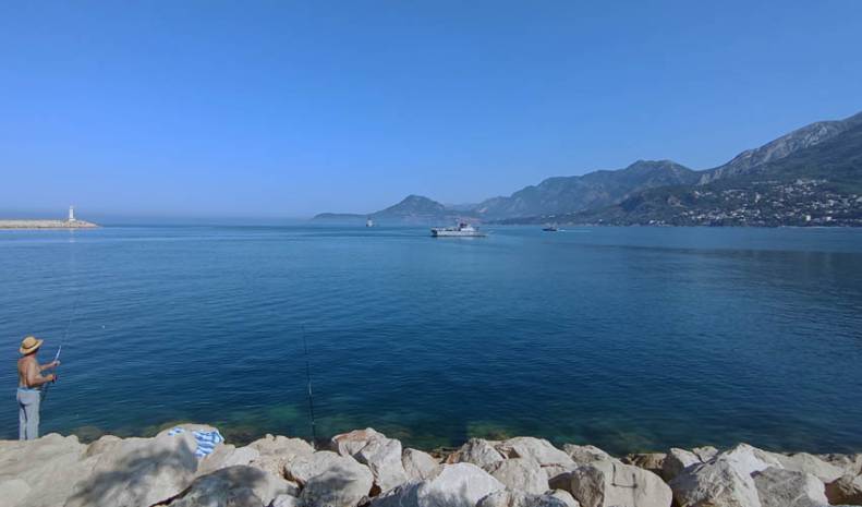 Sa obale pogled na more