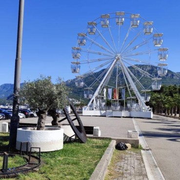 Panoramski točak na šetalištu u Baru