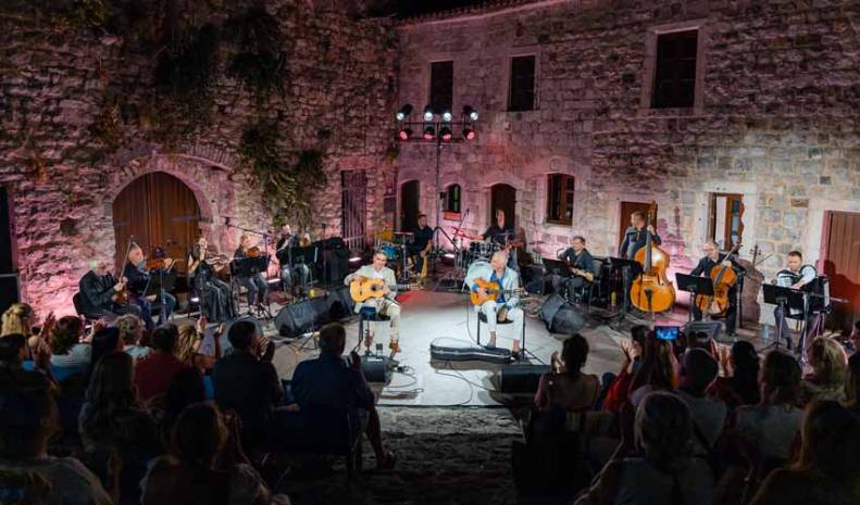  Dvije gitare, jedan orkestar i publika koja je tražila tri bisa